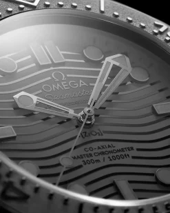 43,5 mm, céramique noire sur bracelet caoutchouc|OMEGA Online