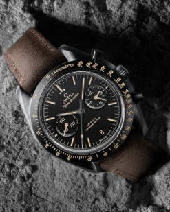 44,25 mm, céramique noire sur bracelet en cuir|OMEGA Online